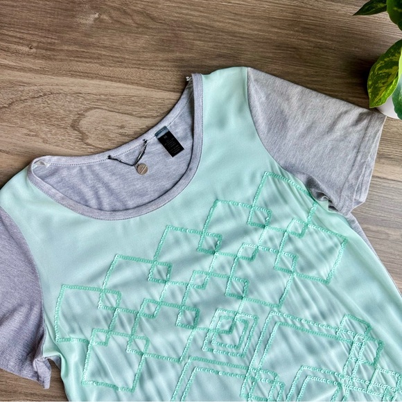 BKE Boutique Embroidered Geometric Mint & Gray Tee – Size M - Picture 2 of 7
